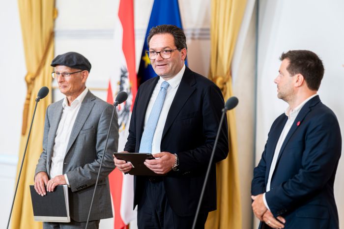 Am 21. August 2026 nahmen Bundesminister Norbert Totschnig (m.), Bundesminister Markus Marterbauer (l.) und Abgeordneter zum Nationalrat Michael Bernhard (r.) an einer Pressekonferenz zur Pr&auml;sentation des D&uuml;rre-Hilfspakets teil.