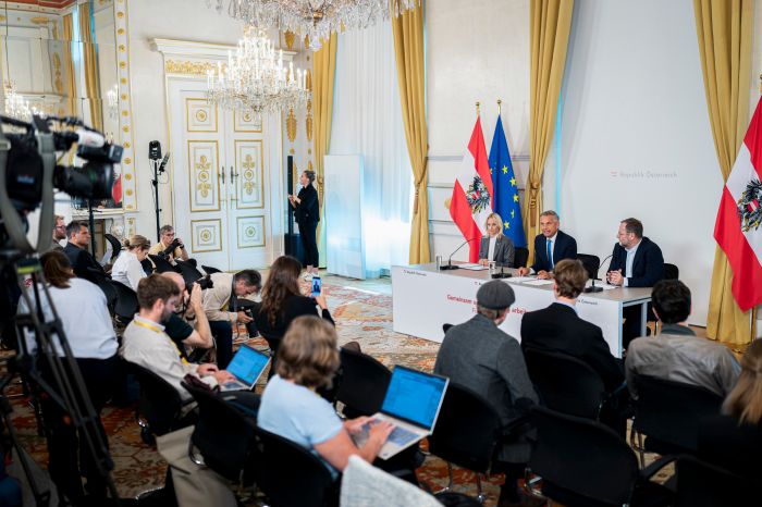 Am 16. September 2026 nahmen (v.l.n.r.) Staatssekret&auml;rin Michaela Schmidt, Bundesminister Wolfgang Hattmannsdorfer und Staatssekret&auml;r Sepp Schellhorn am Pressefoyer nach dem Ministerrat teil.