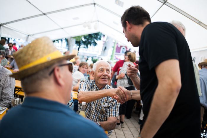 Am 8. August 2025 besuchte Staatssekret&auml;r Alexander Pr&ouml;ll (r.) im Rahmen der ID-Austria Servicetour in K&auml;rnten einen Seniorenwandertag in Spittal an der Drau.