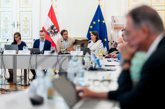 Am 11. August 2025 lud Staatssekret&auml;r Alexander Pr&ouml;ll (3.v.l) zu einem Roundtable zum Thema Digitaler Souver&auml;nit&auml;t ins Bundeskanzleramt ein.