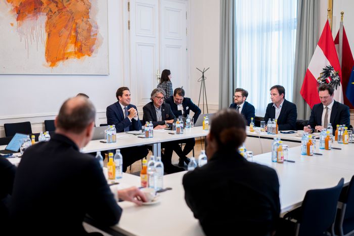 Am 5. November 2025 lud Staatssekret&auml;r Alexander Pr&ouml;ll (2.v.l.) zu einem Roundtable zur Digitalen Souver&auml;nit&auml;t ins Bundeskanzleramt ein.