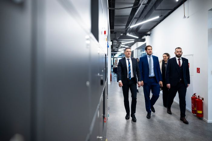 Am 29. J&auml;nner 2026 reiste Staatssekret&auml;r Alexander Pr&ouml;ll (2.v.l.) nach Bratislava. Im Bild mit Staatssekret&auml;r Radoslav &Scaron;tef&aacute;nek (l.).