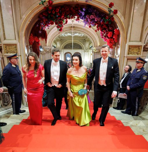 Am 12. Februar 2026 besuchte Staatssekret&auml;r Alexander Pr&ouml;ll (2.v.l.) den 68. Wiener Opernball. Im Bild gemeinsam mit Dorothee B&auml;r (2.v.r.) deutsche Bundesministerin f&uuml;r Forschung, Technologie und Raumfahrt und ihrem Ehemann Oliver B&auml;r (r.).