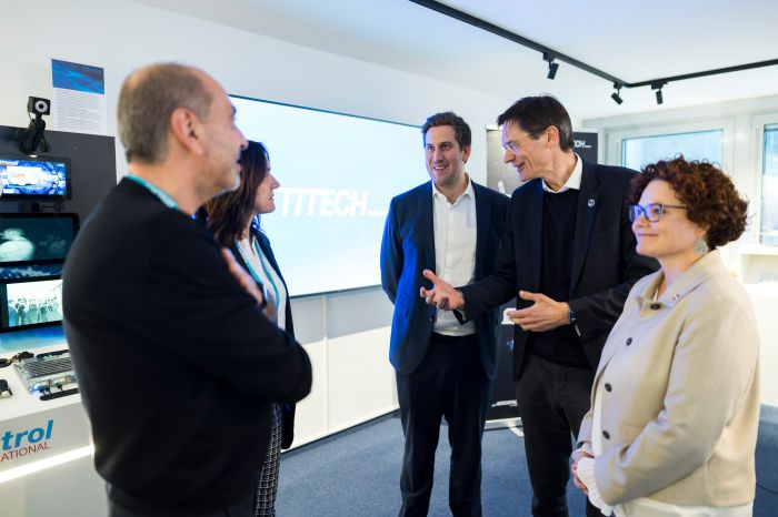 Am 5. M&auml;rz 2026 besuchte Staatssekret&auml;r Alexander Pr&ouml;ll (m.) gemeinsam mit Staatssekret&auml;rin Elisabeth Zehetner (r.), die TTTech Group in Wien.