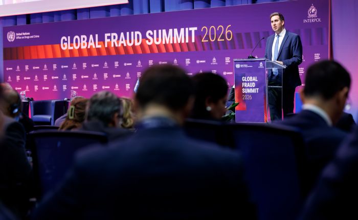 Am 16. M&auml;rz 2026 nahm Staatssekret&auml;r Alexander Pr&ouml;ll (r.) am Global Fraud Summit 2026 im Vienna International Center teil. Im Bild bei einer Rede.