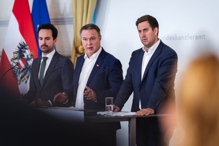 Am 27. M&auml;rz 2026 gab Staatssekret&auml;r Alexander Pr&ouml;ll (r.), gemeinsam mit Vizekanzler Andreas Babler (m.) und Bundesminister Christoph Wiederkehr (l.) eine Pressekonferenz zum Thema &bdquo;Social-Media-Verbot f&uuml;r Jugendliche in &Ouml;sterreich&ldquo;.