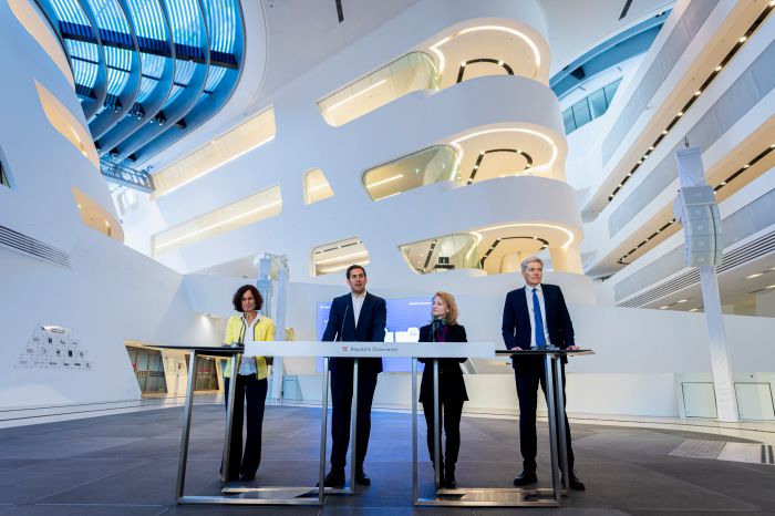 <p>Am 9. April 2026 gab Staatssekret&auml;r Alexander Pr&ouml;ll (m.l.) gemeinsam mit Bundesministerin Eva-Maria Holzleitner (m.r.), Direktorin der Hochschule Campus Wien Doris Link (l.) und Rektor der WU Rupert Sausgruber (r.)&amp;nbsp;eine Pressekonferenz zum Digitalen Studierendenausweis.</p>