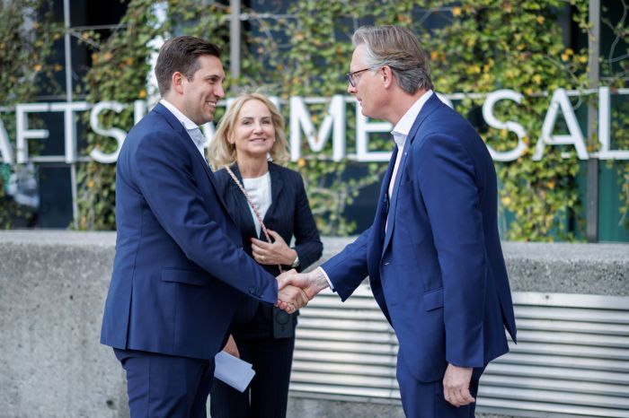 <p>Am 9. April 2026 besuchte Staatssekret&auml;r Alexander Pr&ouml;ll (l.) im Rahmen seines Bundesl&auml;ndertages den Management Club Salzburg. Im Bild mit dem MC Salzburg Pr&auml;sidenten Johannes H&ouml;rl (r.) und der MC Salzburg Gesch&auml;ftsf&uuml;hrerin Brigitte Lackner-Wilhelmst&auml;tter (m.).</p>
