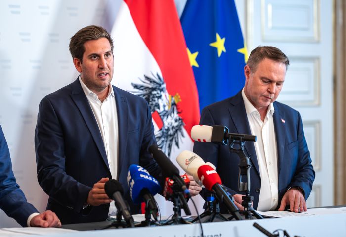 Am 21. April 2026 nahmen Vizekanzler Andreas Babler (r.), Bundesminister Christoph Wiederkehr und Staatssekret&auml;r Alexander Pr&ouml;ll (l.) am Roundtable zum Social Media Verbot teil. Im Bild beim Doorstep.