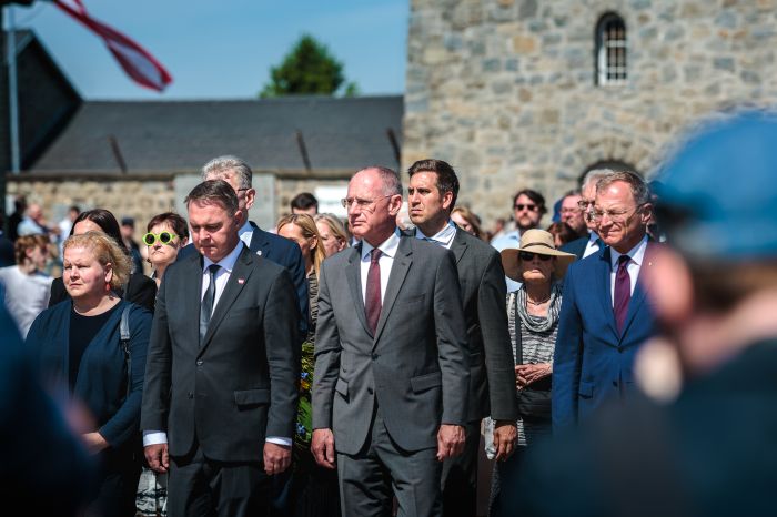 Am 10. Mai 2026 nahm Staatssekret&auml;r Alexander Pr&ouml;ll (2.v.r.) am Festakt zum Gedenken an die Befreiung des KZ-Gusen und KZ-Mauthausen teil. Im Bild gemeinsam mit Vizekanzler Andreas Babler (m.l.), Bundesminister Gerhard Karner (m.r.), Bundesministerin Korinna Schumann (l.) und dem Landeshauptmann von Ober&ouml;sterreich Thomas Stelzer (r.).