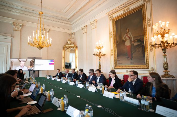Am 13. Mai 2026 nahm Staatssekret&auml;r Alexander Pr&ouml;ll (4.v.r.) am Roundtable zur Altersverifikation &bdquo;digitale Plattformen&ldquo; im Bundeskanzleramt teil.