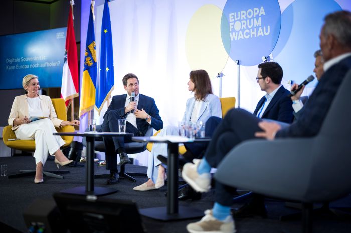 Am 19. Mai 2026 nahm Staatssekret&auml;r Alexander Pr&ouml;ll (m.l.) am Europa-Forum Wachau teil. Im Bild bei einer Paneldiskussion mit Patricia Neumann (m.r.) Alexander Windbichler (3.v.r.), Michael Krammer (2.v.r) und Thomas Arnoldner (r.).