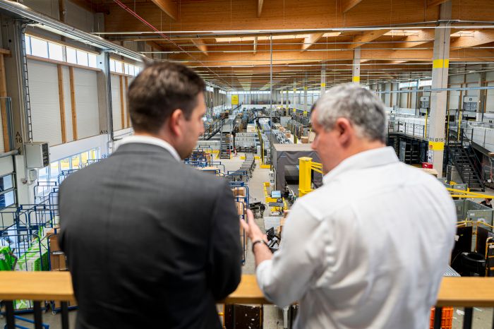 Am 27. Mai 2026 besuchte Staatssekret&auml;r Alexander Pr&ouml;ll (l.) das Logistikzentrum der &Ouml;sterreichischen Post AG.