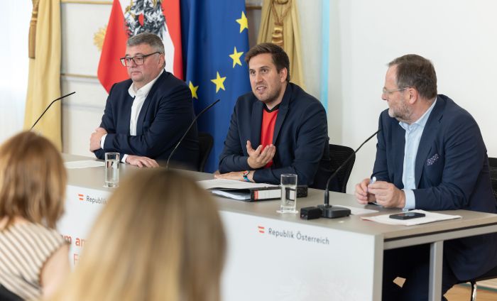 <p>Am 17. Juni 2026 nahmen Staatssekret&auml;r Alexander Pr&ouml;ll (m.), Staatssekret&auml;r J&ouml;rg Leichtfried (l.) und Staatssekret&auml;r Josef Schellhorn (r.) am Pressefoyer nach dem Ministerrat teil.</p>