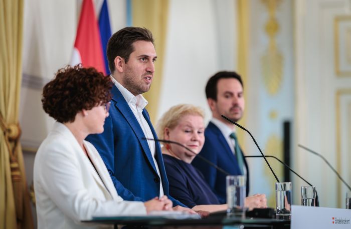 Am 1. Juli 2026 nahmen Staatssekret&auml;r Alexander Pr&ouml;ll (2.v.l.), Bundesministerin Korinna Schumann (2.v.r.), Bundesminister Christoph Wiederkehr (r.) und Staatssekret&auml;rin Elisabeth Zehetner (l.) am Pressefoyer nach dem Ministerrat teil.