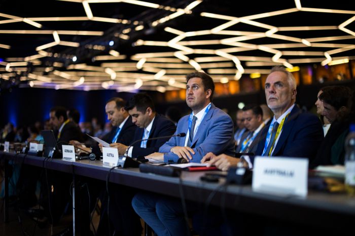 Am 6. Juli 2026 reiste Staatssekret&auml;r Alexander Pr&ouml;ll (m.r.) zu einem Arbeitsbesuch nach Genf. Im Bild beim &bdquo;Global Dialogue on AI Governance&ldquo; im Palexpo Konferenzzentrum.
