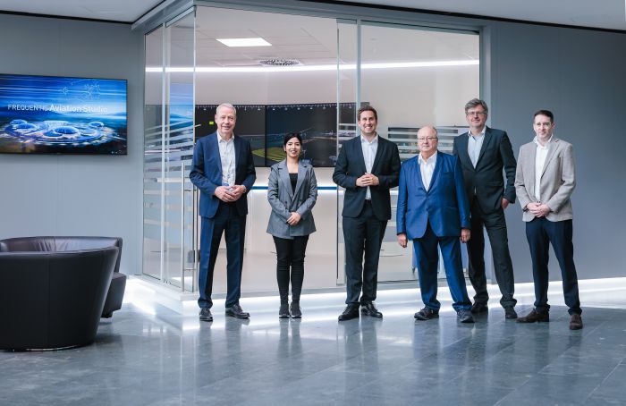 Am 15. Juli 2026 besuchte Staatssekret&auml;r Alexander Pr&ouml;ll (3.v.l.) die Frequentis AG in Wien.