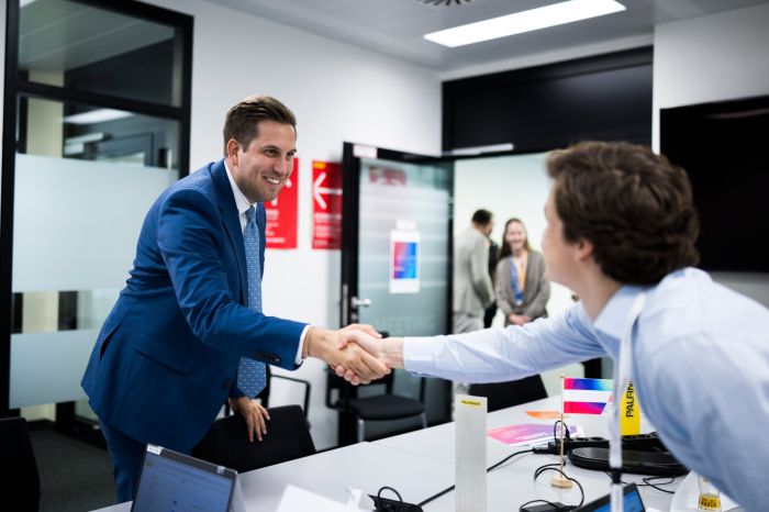 <p>Am 23. Juli 2026 nahm Staatssekret&auml;r Alexander Pr&ouml;ll (l.) an der ID Austria Servicetour 2026 bei der Palfinger AG in Salzburg teil.</p>