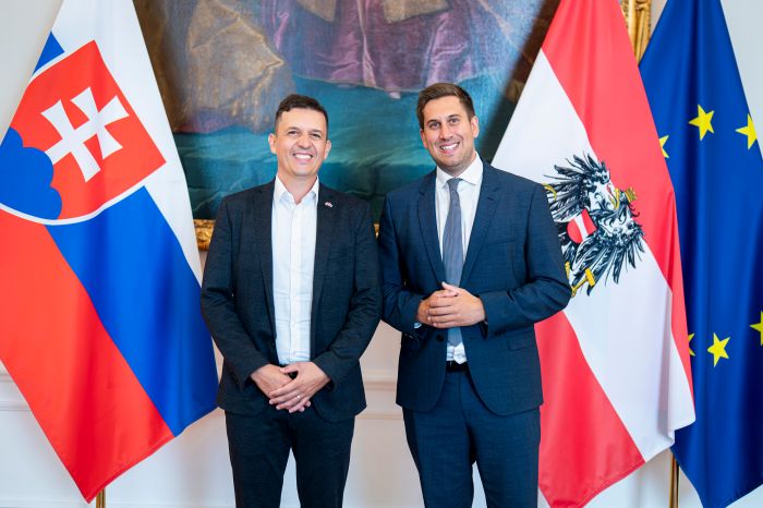 Am 21. August 2026 empfing Staatssekret&auml;r Alexander Pr&ouml;ll (r.) den slowakischen Staatssekret&auml;r im Ministerium f&uuml;r Investitionen, Regionalentwicklung und Digitalisierung Radoslav &Scaron;tef&aacute;nek (l.) zu einem Arbeitsgespr&auml;ch.