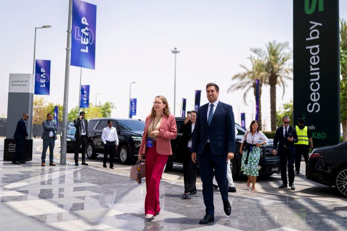 <p>Am 31. August 2026 reise Staatssekret&auml;r Alexander Pr&ouml;ll (r.) gemeinsam mit der ehemalige Bundesministerin f&uuml;r Digitalisierung Margarete Schramb&ouml;ck (l.) zur LEAP 2026 Tech Konferenz in Riad.</p>