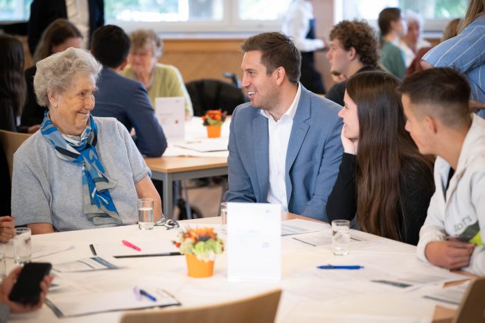 Am 23. September nahm Staatssekret&auml;r Alexander Pr&ouml;ll (m.) am #GemeinsamDigital Schulbesuch an der HLW19 in Wien teil.