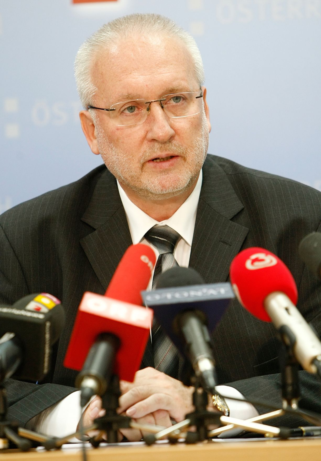 Am 06. Juli 2009 fand die Pressekonferenz zum Jahresbericht des Asylgerichthofes mit dem Pr&auml;sidenten des Asylgerichtshofes Harald Perl (im Bild) und dem Vizepr&auml;sidenten Volker Nowak im Asylgerichtshof statt.