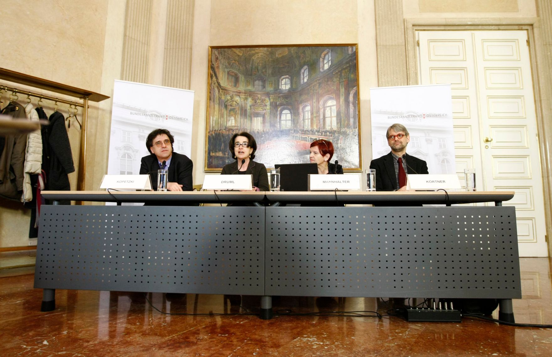 Pressekonferenz zur Pr&auml;sentation der Stellungnahme der Bioethikkommission zur Forschung an humanen embryonalen Stammzellen mit der Vorsitzenden der Bioethikkommission Christiane Druml, der stellvertretenden Vorsitzenden, Christine Mannhalter, sowie Ulrich K&ouml;rtner und Christian Kopetzki.