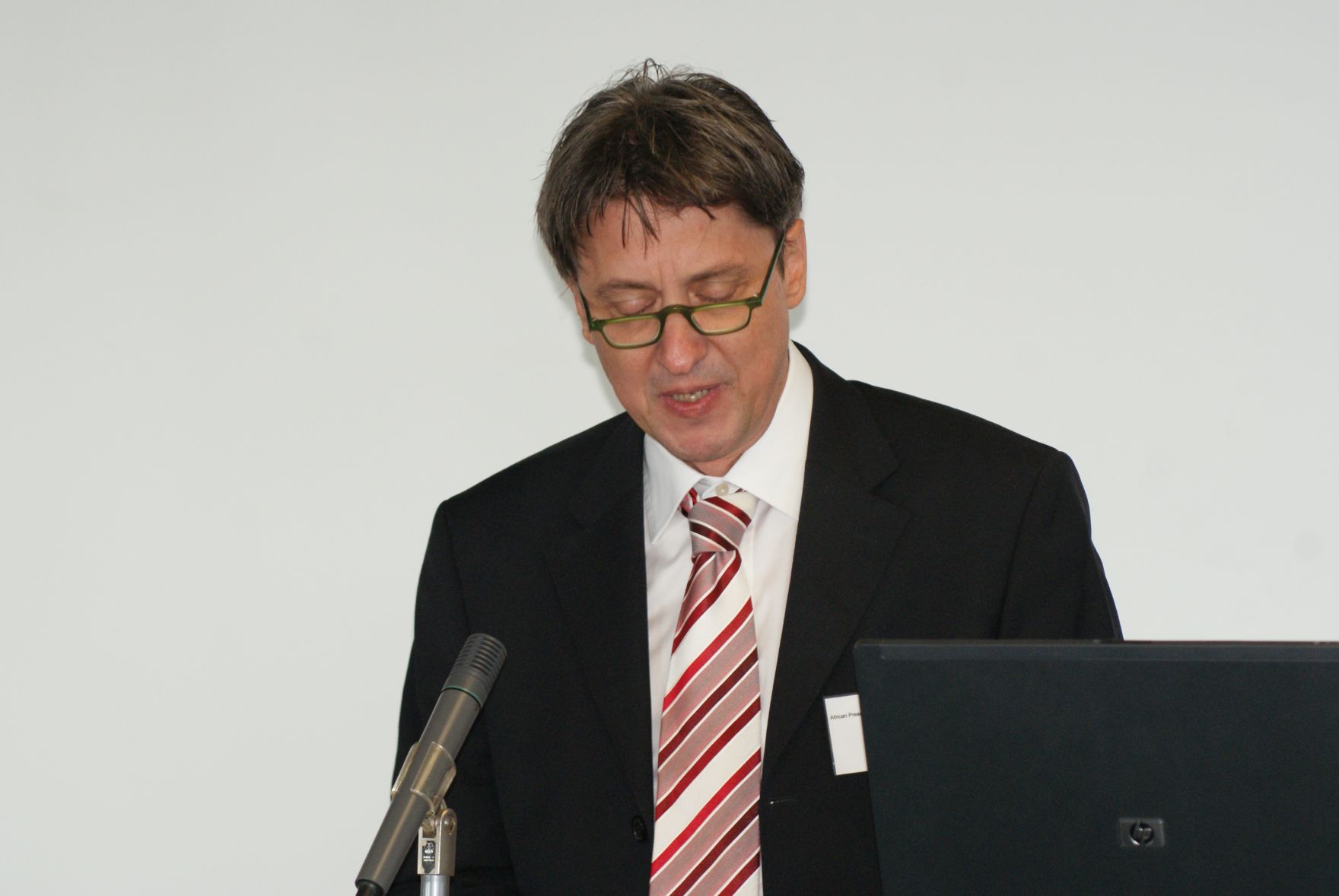 Am 23. und 24. September 2010 lud Radio Afrika TV zum &quot;African Press Day - Internationales Symposium&quot; ins ORF-Zentrum Wien. Im Bild Sektionschef des Bundespressedienstes, Samo Kobenter bei seiner Er&ouml;ffnungsrede.