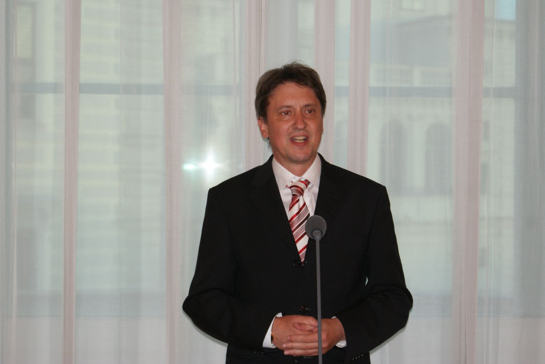 Am 23. und 24. September 2010 lud Radio Afrika TV zum &quot;African Press Day - Internationales Symposium&quot; ins ORF-Zentrum Wien. Im Bild Sektionschef des Bundespressedienstes, Samo Kobenter beim Abendempfang im Bundeskanzleramt.