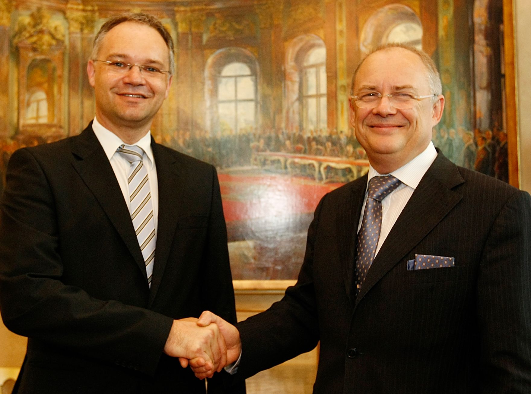 Am 17. Juni 2010 traf der Regierungschef des F&uuml;rstentums Liechtenstein, Klaus Tsch&uuml;tscher (l.) im Rahmen seines Arbeitsbesuchs in Wien, mit Sektionschef Manfred Matzka (r.) zu einem Gespr&auml;ch zum Thema "E-Government" zusammen.