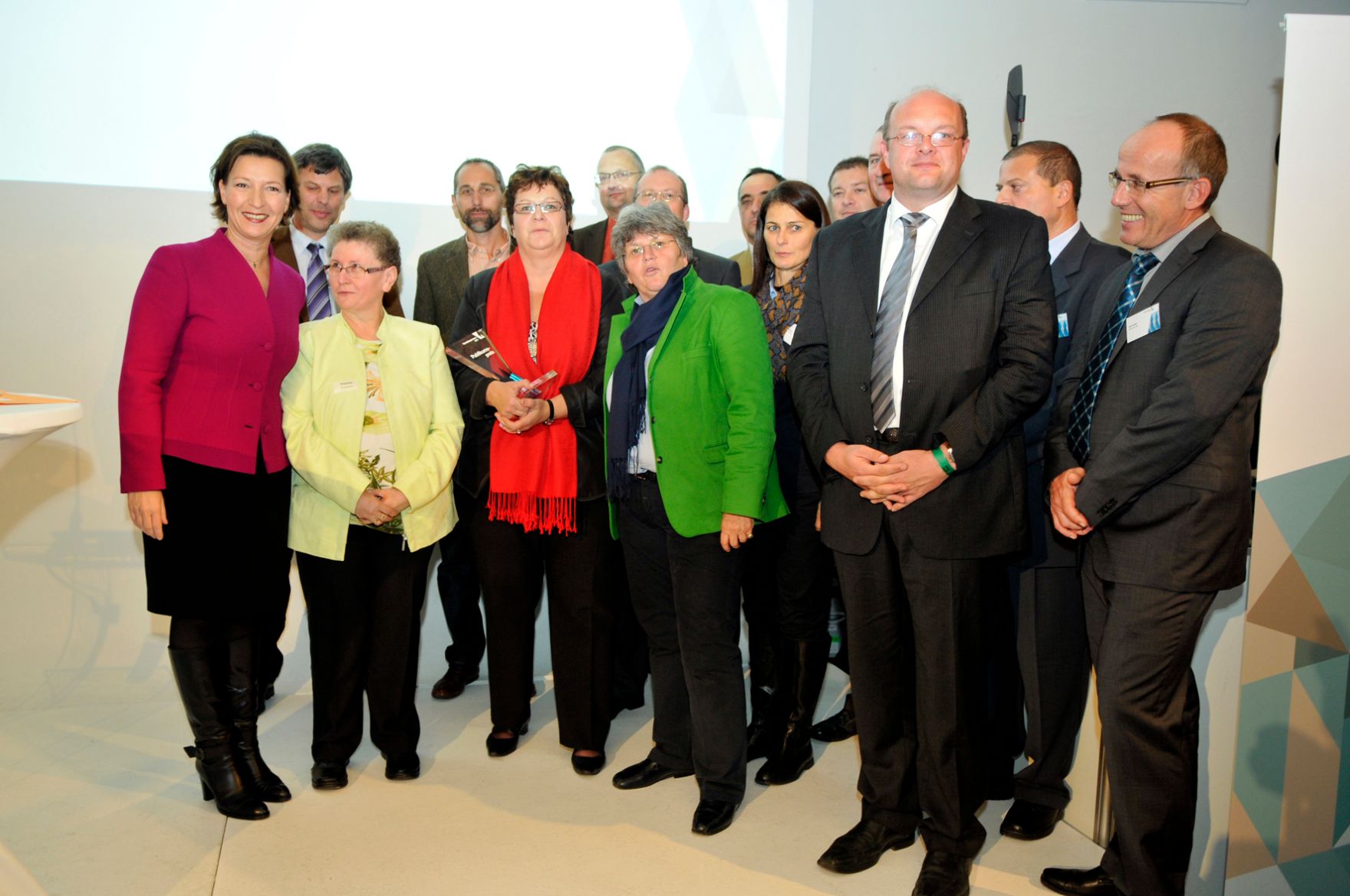 Bundesministerin Gabriele Heinisch-Hosek mit den gl&uuml;cklichen Gewinnern des Publikumspreises der Verwaltungsmesse: Die Bezirkshauptmannschaften Eisenstadt-Umgebung, Hallein, Hermagor, Rohrbach und Zell/See re&uuml;ssieren mit ihrem Projekt &quot;BH-Plus&ldquo; zur Erh&ouml;hung der B&uuml;rgerInnenzufriedenheit.