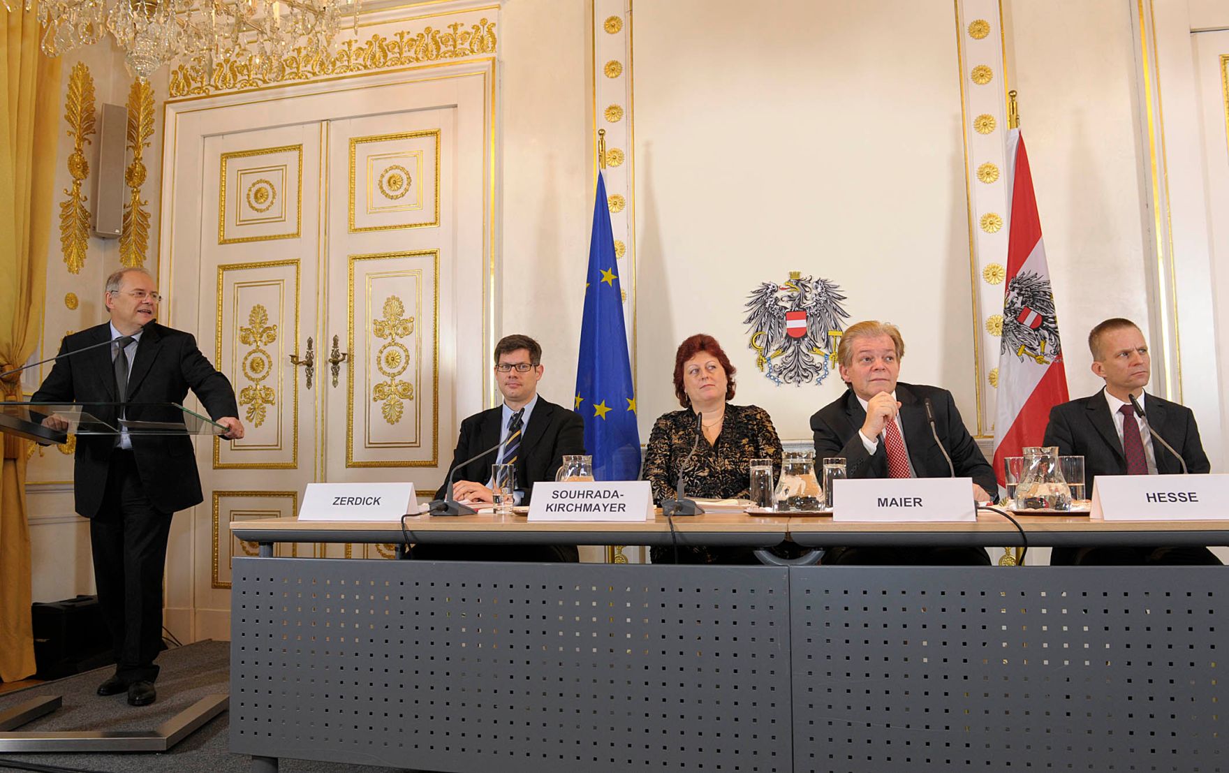 Am 27. J&auml;nner 2012 fand im Bundeskanzleramt anl&auml;sslich des 6. Europ&auml;ischen Datenschutztages die Veranstaltung "Das Datenschutzrecht der Europ&auml;ischen Union im Umbruch" statt. Im Bild (v.l.n.r.) Sektionschef Manfred Matzka (Bundeskanzleramt), Thomas Zerdick (Europ&auml;ische Kommission), Eva Souhrada-Kirchmayer (Gesch&auml;ftsf&uuml;hrendes Mitglied der Datenschutzkommission), Johann Maier (Vorsitzender des Datenschutzrates) und Gerhard Hesse (Sektionschef Bundeskanzleramt-Verfassungsdienst).