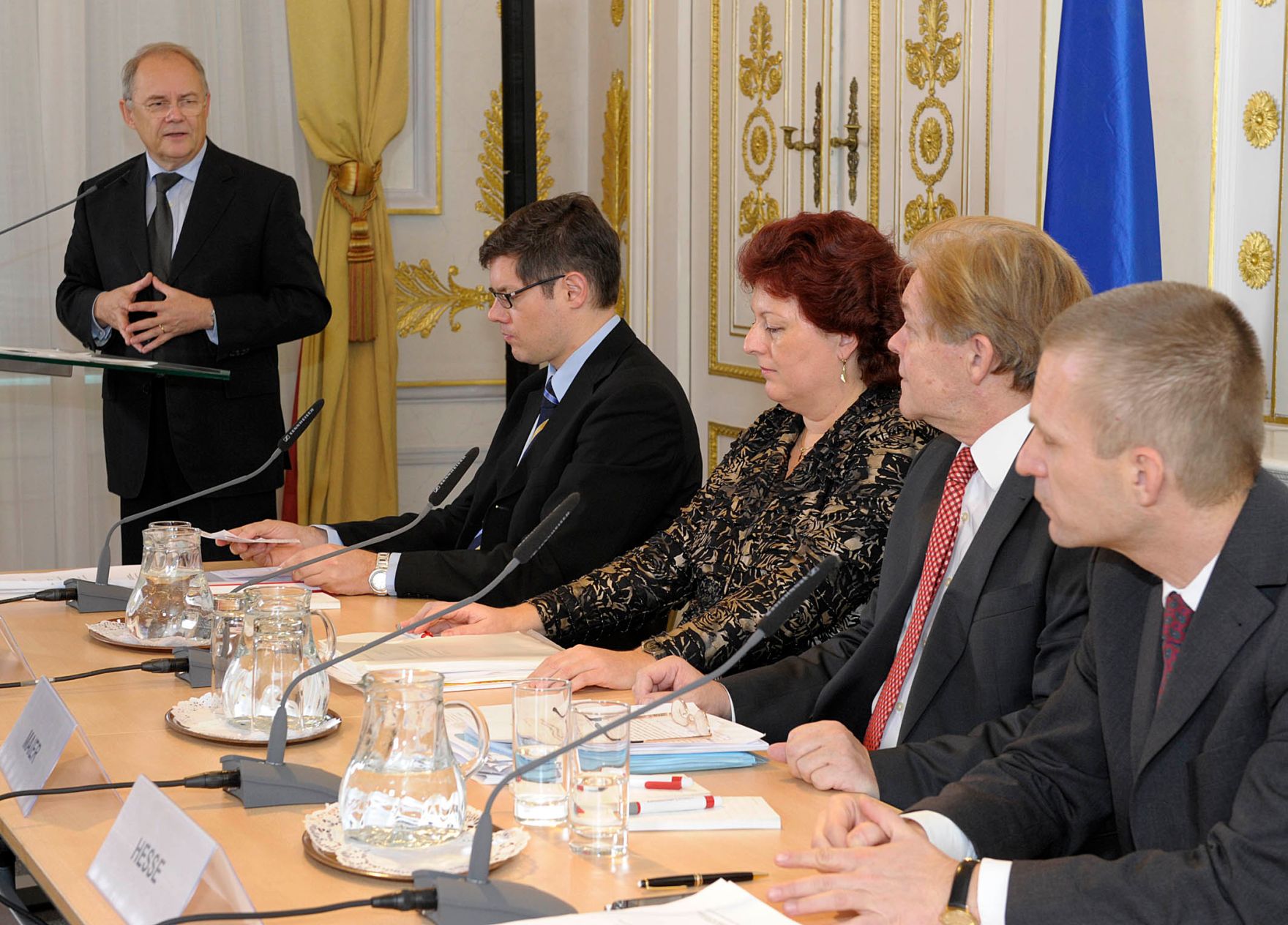 Am 27. J&auml;nner 2012 fand im Bundeskanzleramt anl&auml;sslich des 6. Europ&auml;ischen Datenschutztages die Veranstaltung "Das Datenschutzrecht der Europ&auml;ischen Union im Umbruch" statt. Im Bild (v.l.n.r.) Sektionschef Manfred Matzka (Bundeskanzleramt), Thomas Zerdick (Europ&auml;ische Kommission), Eva Souhrada-Kirchmayer (Gesch&auml;ftsf&uuml;hrendes Mitglied der Datenschutzkommission), Johann Maier (Vorsitzender des Datenschutzrates) und Gerhard Hesse (Sektionschef Bundeskanzleramt-Verfassungsdienst).