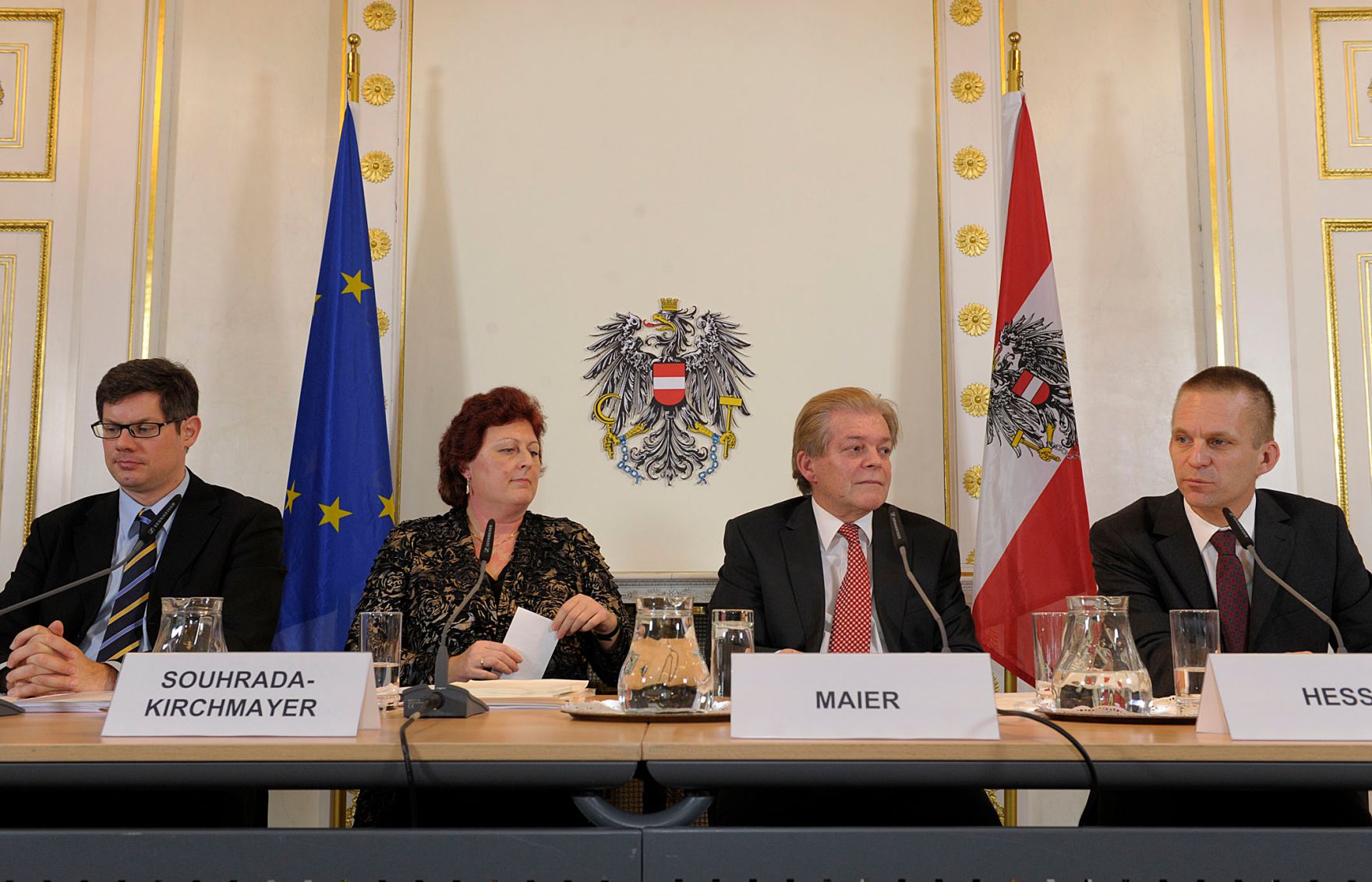 Am 27. J&auml;nner 2012 fand im Bundeskanzleramt anl&auml;sslich des 6. Europ&auml;ischen Datenschutztages die Veranstaltung "Das Datenschutzrecht der Europ&auml;ischen Union im Umbruch" statt. Im Bild (v.l.n.r.) Thomas Zerdick (Europ&auml;ische Kommission), Eva Souhrada-Kirchmayer (Gesch&auml;ftsf&uuml;hrendes Mitglied der Datenschutzkommission), Johann Maier (Vorsitzender des Datenschutzrates) und Gerhard Hesse (Sektionschef Bundeskanzleramt-Verfassungsdienst).