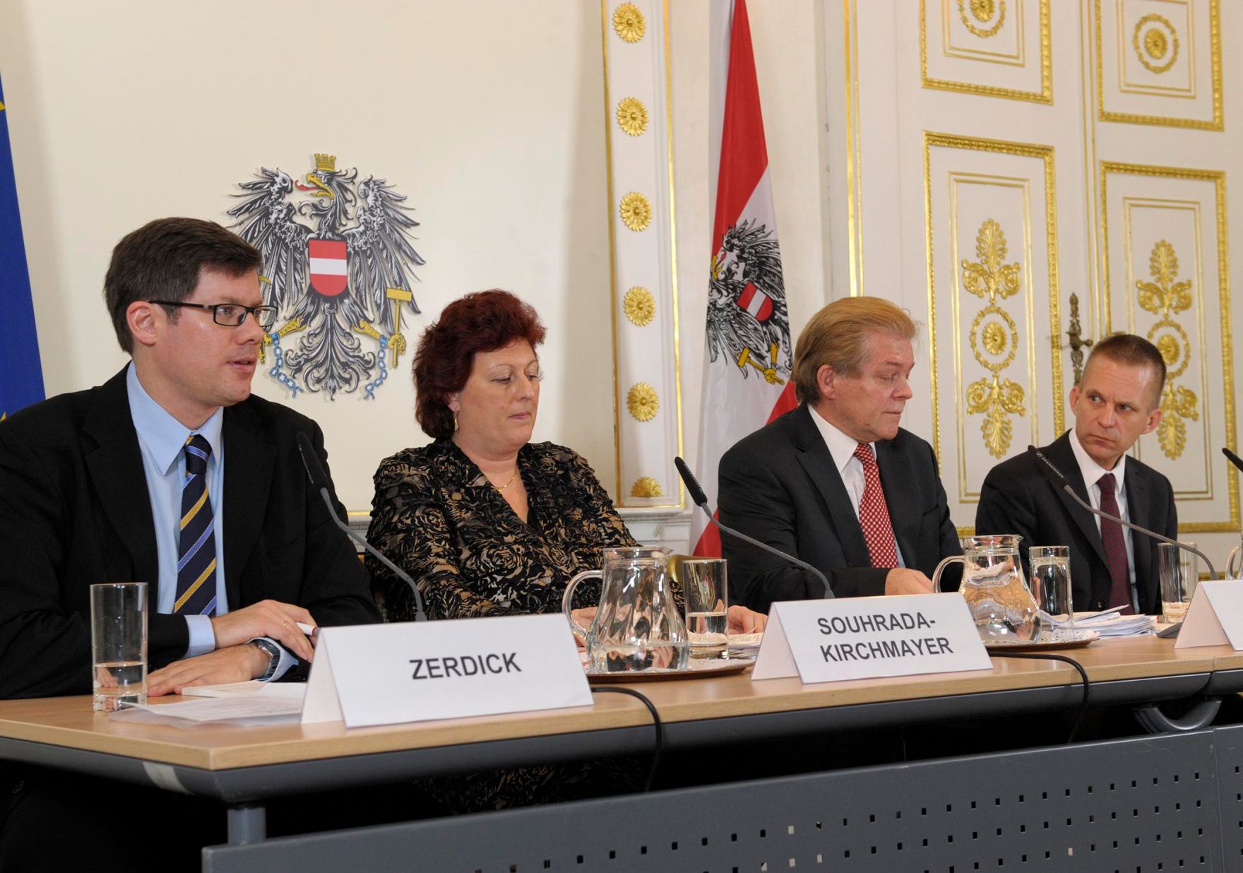 Am 27. J&auml;nner 2012 fand im Bundeskanzleramt anl&auml;sslich des 6. Europ&auml;ischen Datenschutztages die Veranstaltung "Das Datenschutzrecht der Europ&auml;ischen Union im Umbruch" statt. Im Bild (v.l.n.r.) Thomas Zerdick (Europ&auml;ische Kommission), Eva Souhrada-Kirchmayer (Gesch&auml;ftsf&uuml;hrendes Mitglied der Datenschutzkommission), Johann Maier (Vorsitzender des Datenschutzrates) und Gerhard Hesse (Sektionschef Bundeskanzleramt-Verfassungsdienst).