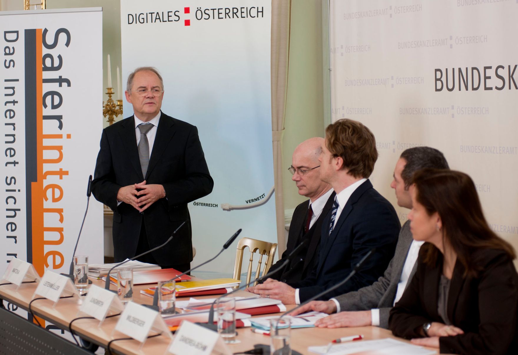Am 3. Februar 2012 wurden im Rahmen des Safer Internet Days 2012 bei einer Pressekonferenz im Bundeskanzleramt aktuelle Studienergebnisse und Initiativen zur Interneterziehung pr&auml;sentiert. Im Bild (v.l.n.r.) Manfred Matzka (SC Bundeskanzleramt), Harald Leitenm&uuml;ller (Microsoft &Ouml;sterreich), Bernhard Jungwirth (&Ouml;sterreichisches Institut f&uuml;r angewandte Telekommunikation), Andreas Wildberger (Internet Service Providers Austria) und Livia Dandrea-B&ouml;hm (A1).