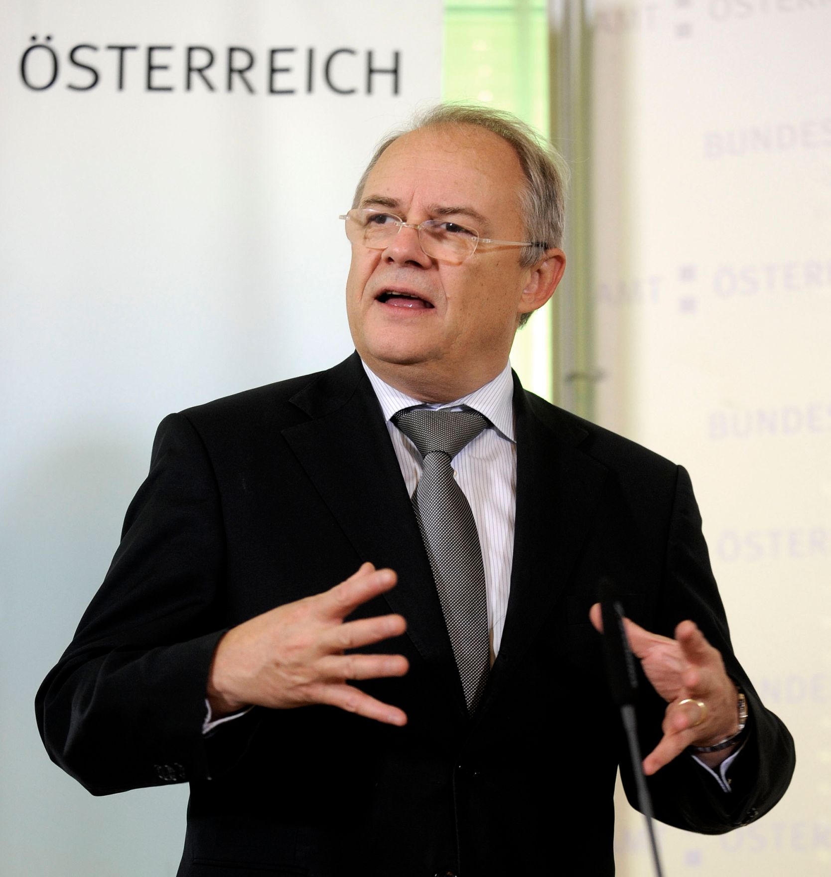 Am 3. Februar 2012 wurden im Rahmen des Safer Internet Days 2012 bei einer Pressekonferenz im Bundeskanzleramt aktuelle Studienergebnisse und Initiativen zur Interneterziehung pr&auml;sentiert. Im Bild Manfred Matzka (SC Bundeskanzleramt).