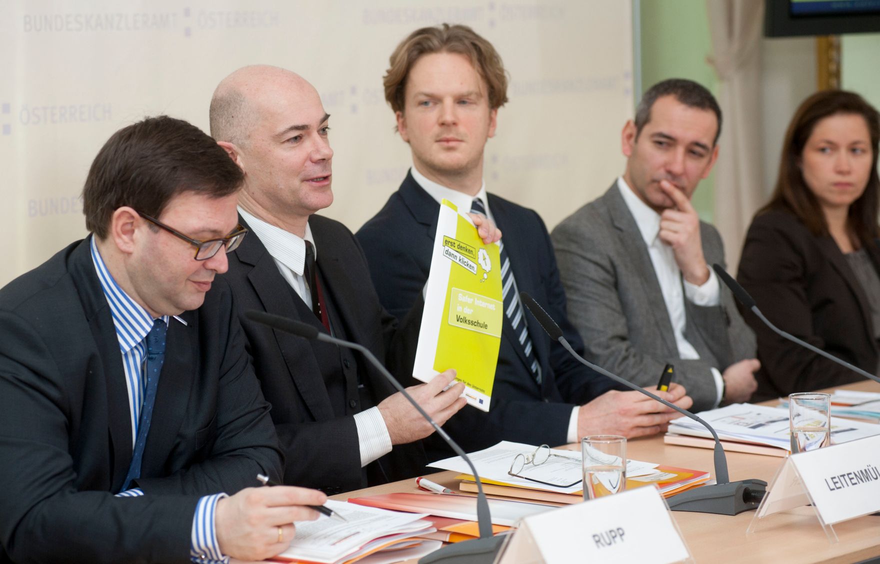 Am 3. Februar 2012 wurden im Rahmen des Safer Internet Days 2012 bei einer Pressekonferenz im Bundeskanzleramt aktuelle Studienergebnisse und Initiativen zur Interneterziehung pr&auml;sentiert. Im Bild (v.l.n.r.) Christian Rupp (Digitales &Ouml;sterreich, Bundeskanzleramt), Harald Leitenm&uuml;ller (Microsoft &Ouml;sterreich), Bernhard Jungwirth (&Ouml;sterreichisches Institut f&uuml;r angewandte Telekommunikation), Andreas Wildberger (Internet Service Providers Austria) und Livia Dandrea-B&ouml;hm (A1).