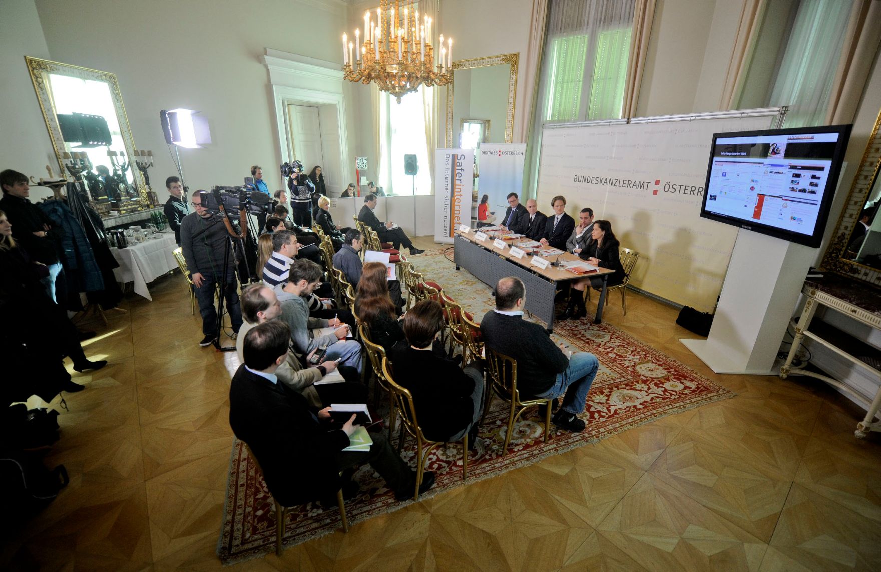 Am 3. Februar 2012 wurden im Rahmen des Safer Internet Days 2012 bei einer Pressekonferenz im Bundeskanzleramt aktuelle Studienergebnisse und Initiativen zur Interneterziehung pr&auml;sentiert. Im Bild (v.l.n.r.) Christian Rupp (Digitales &Ouml;sterreich, Bundeskanzleramt), Harald Leitenm&uuml;ller (Microsoft &Ouml;sterreich), Bernhard Jungwirth (&Ouml;sterreichisches Institut f&uuml;r angewandte Telekommunikation), Andreas Wildberger (Internet Service Providers Austria) und Livia Dandrea-B&ouml;hm (A1).