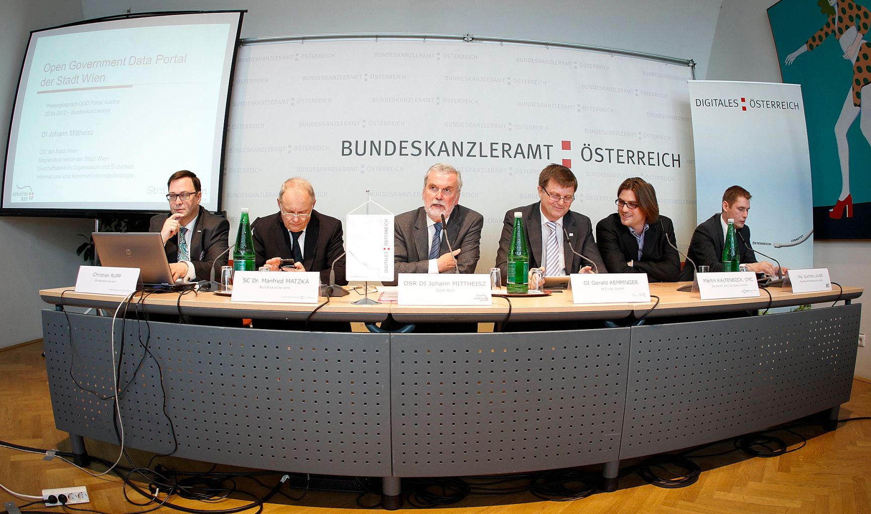 Am 20. April 2012 fand im Bundeskanzleramt ein Pressegespr&auml;ch zum Thema Open Government Data statt. Im Bild (v.l.n.r.) Christian Rupp (Bundeskanzleramt), Sektionschef Manfred Matzka (Bundeskanzleramt), Johann Mittheisz (Stadt Wien), Gerald Kempinger (IKT Linz GmbH), Martin Kaltenb&ouml;ck (Semantic Web Company GmbH) und G&uuml;nther Lauer (Bundesrechenzentrum GmbH).