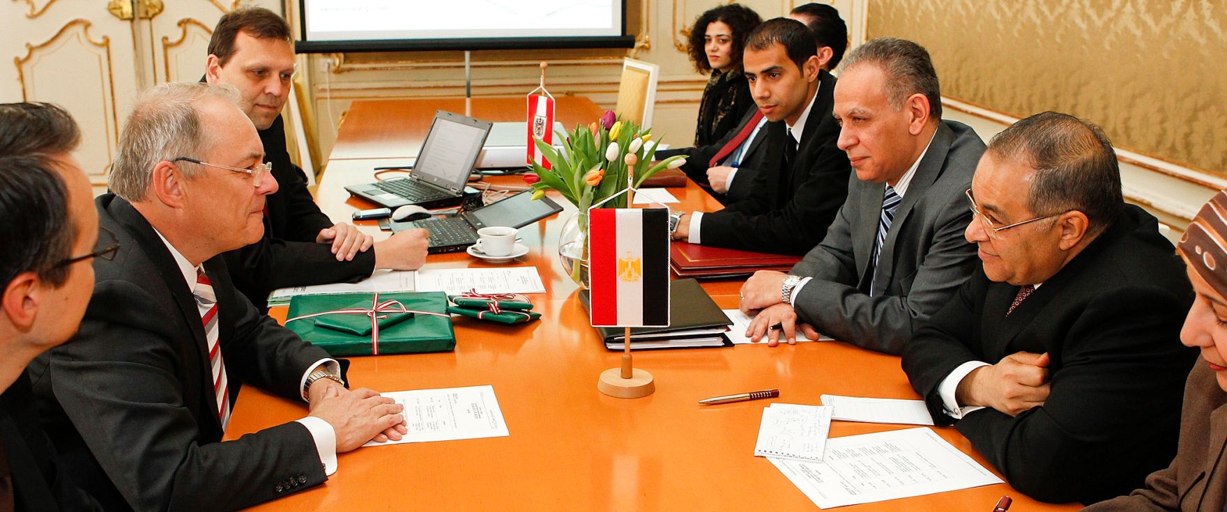 Am 23. April 2012 empfing Sektionschef Manfred Matzka (l.) den &auml;gyptischen Minister Safwat El Nahas (r.) zu einem Gespr&auml;ch im Bundeskanzleramt.