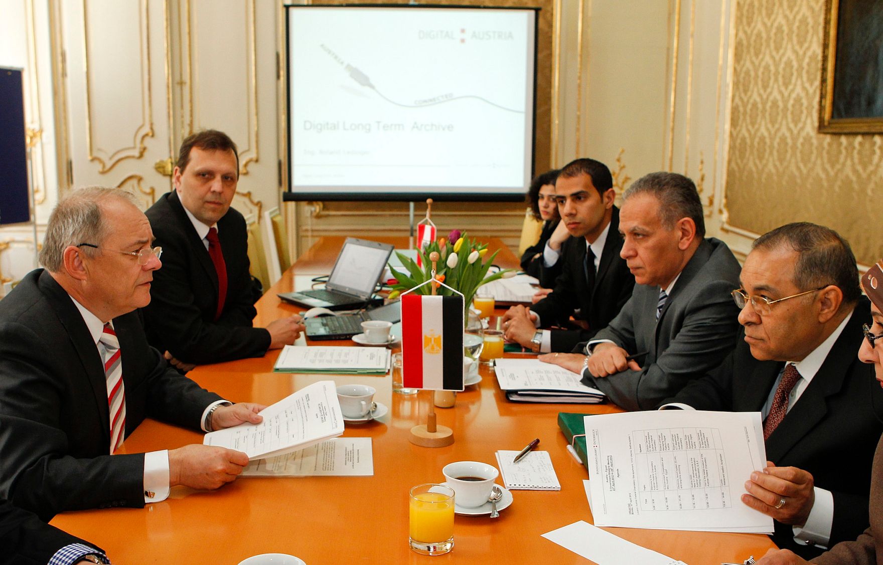 Am 23. April 2012 empfing Sektionschef Manfred Matzka (l.) den &auml;gyptischen Minister Safwat El Nahas (r.) zu einem Gespr&auml;ch im Bundeskanzleramt.