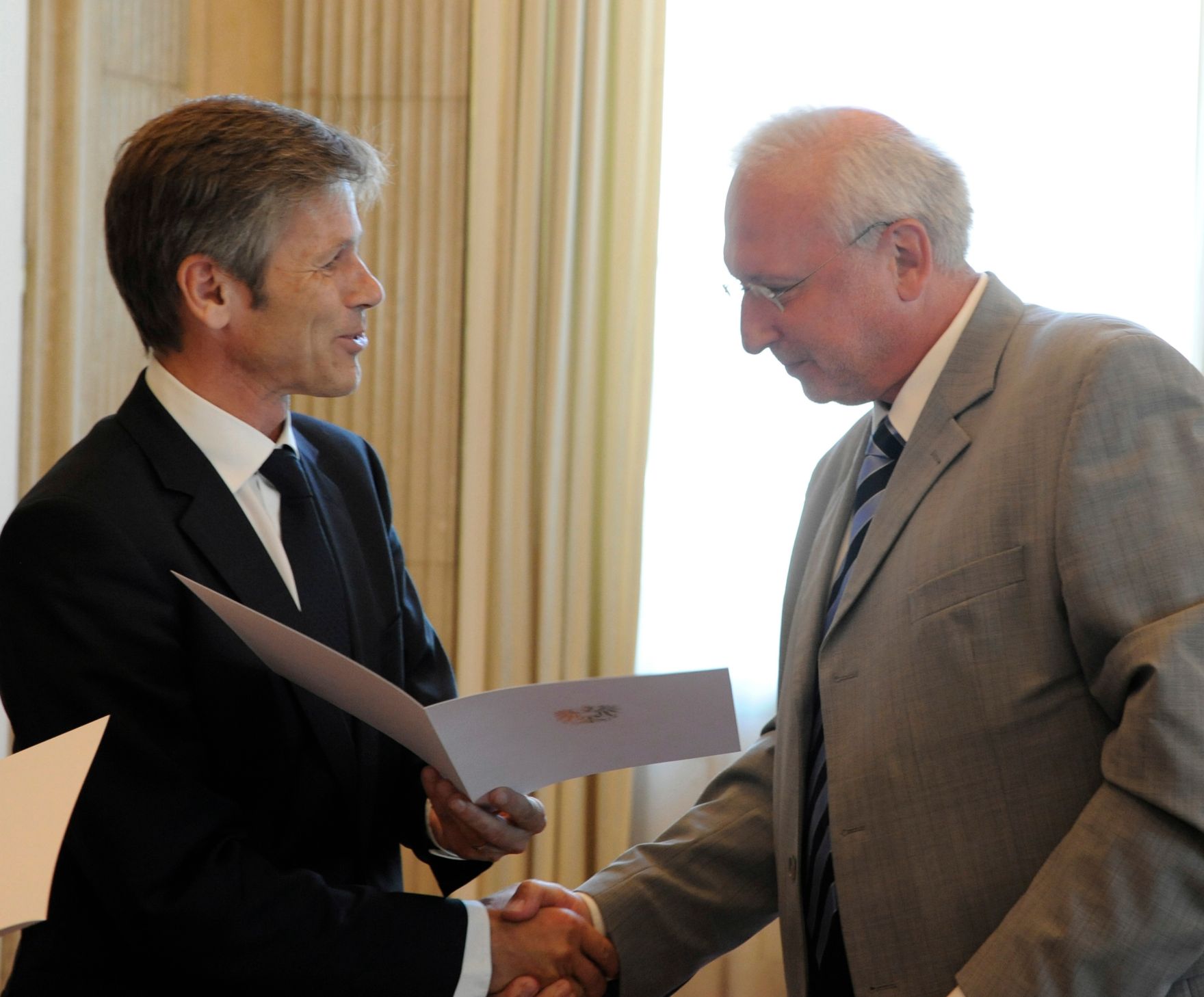 Im Bild Staatssekret&auml;r Josef Ostermayer (l.) bei der Dekret&uuml;berreichung an Harald Perl, Pr&auml;sident des Bundesverwaltungsgerichts, am 18. September 2012.