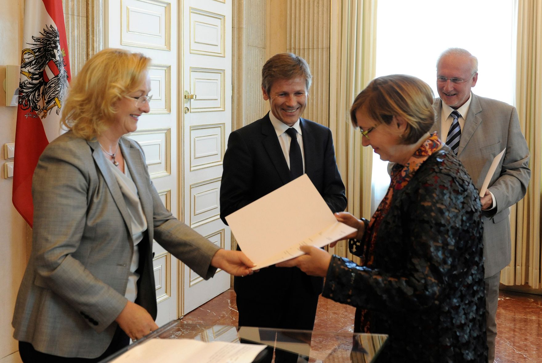 Im Bild Staatssekret&auml;r Josef Ostermayer (m.) und Finanzministerin Maria Fekter bei der Dekret&uuml;berreichung an Daniela Moser, Pr&auml;sidentin des Bundesfinanzgerichts, am 18. September 2012.