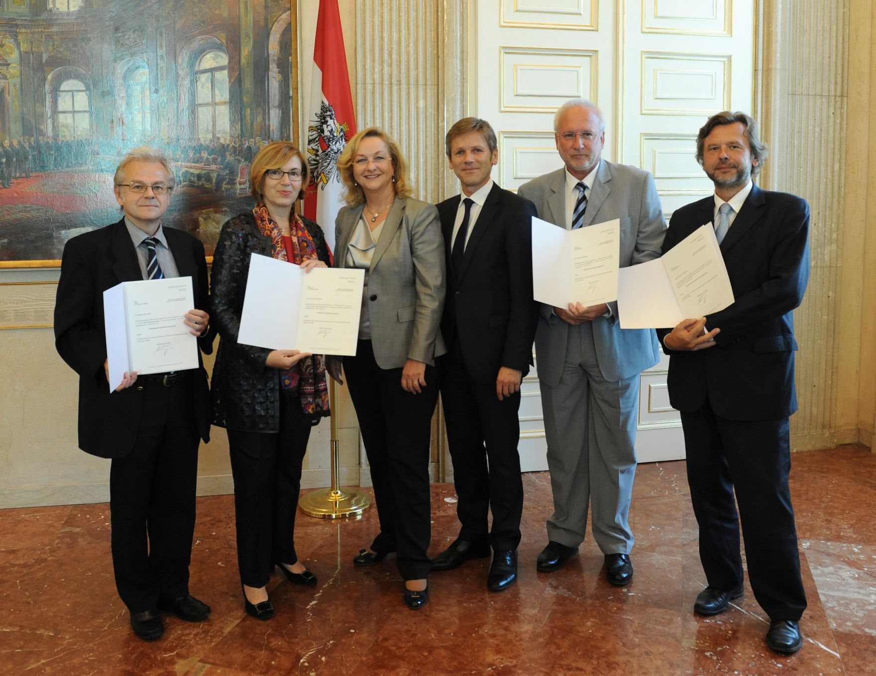 Am 18. September 2012 wurden durch Staatssekret&auml;r Josef Ostermayer Dekrete im Marmorecksalon des Bundeskanzleramts &uuml;berreicht. Im Bild (v.l.n.r.) Christian Lenneis, Daniela Moser, Finanzministerin Maria Fekter, Staatssekret&auml;r Josef Ostermayer, Harald Perl und Michael Sachs.