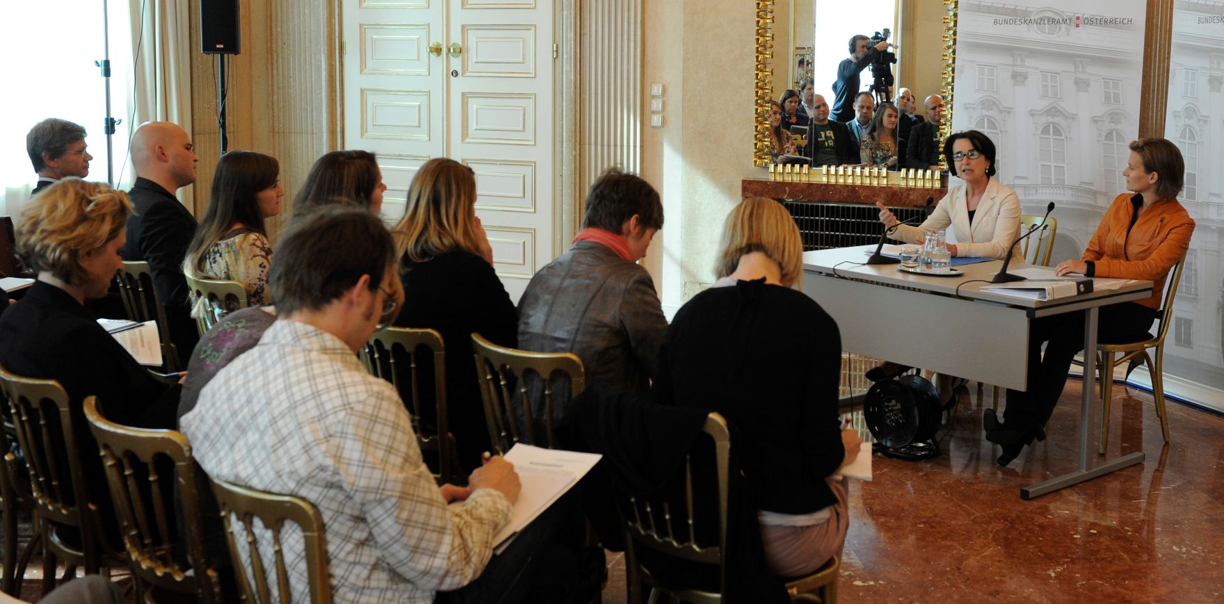 Am 21. September fand im Bundeskanzleramt eine Pressekonferenz zur Pr&auml;sentation der Stellungnahme der Bioethikkommission zur Reform des Fortpflanzungsmedizinrechts statt. Im Bild Christiane Druml (l.), Vorsitzende der Bioethikkommission und Stephanie Merckens (r.), Mitglied der Bioethikkommission und Vertreterin der abweichenden Meinung.
