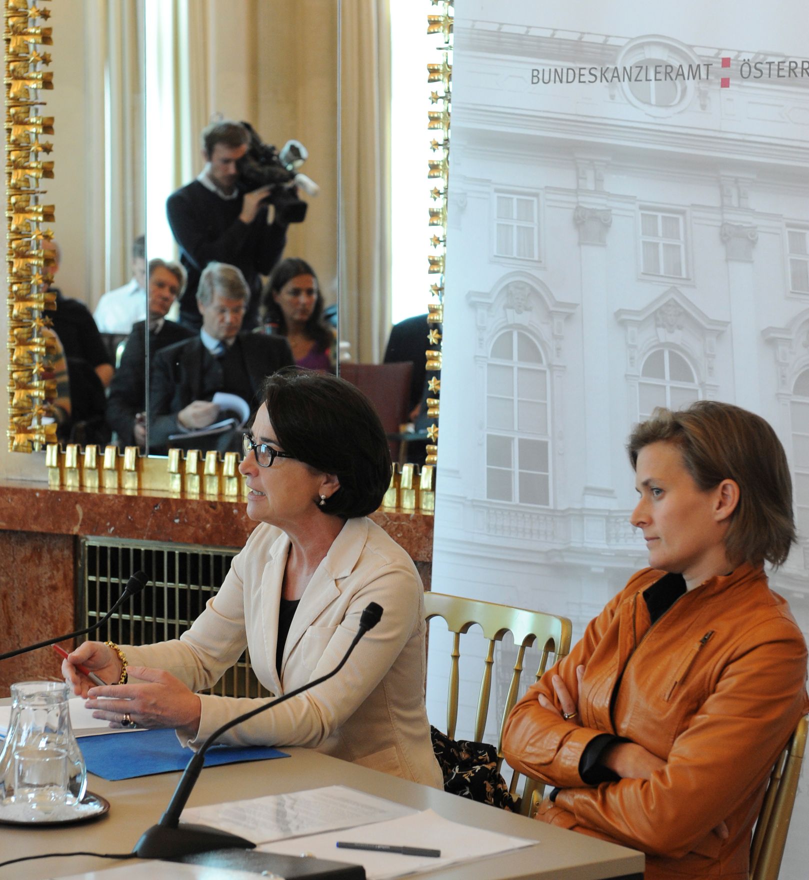 Am 21. September fand im Bundeskanzleramt eine Pressekonferenz zur Pr&auml;sentation der Stellungnahme der Bioethikkommission zur Reform des Fortpflanzungsmedizinrechts statt. Im Bild Christiane Druml (l.), Vorsitzende der Bioethikkommission und Stephanie Merckens (r.), Mitglied der Bioethikkommission und Vertreterin der abweichenden Meinung.