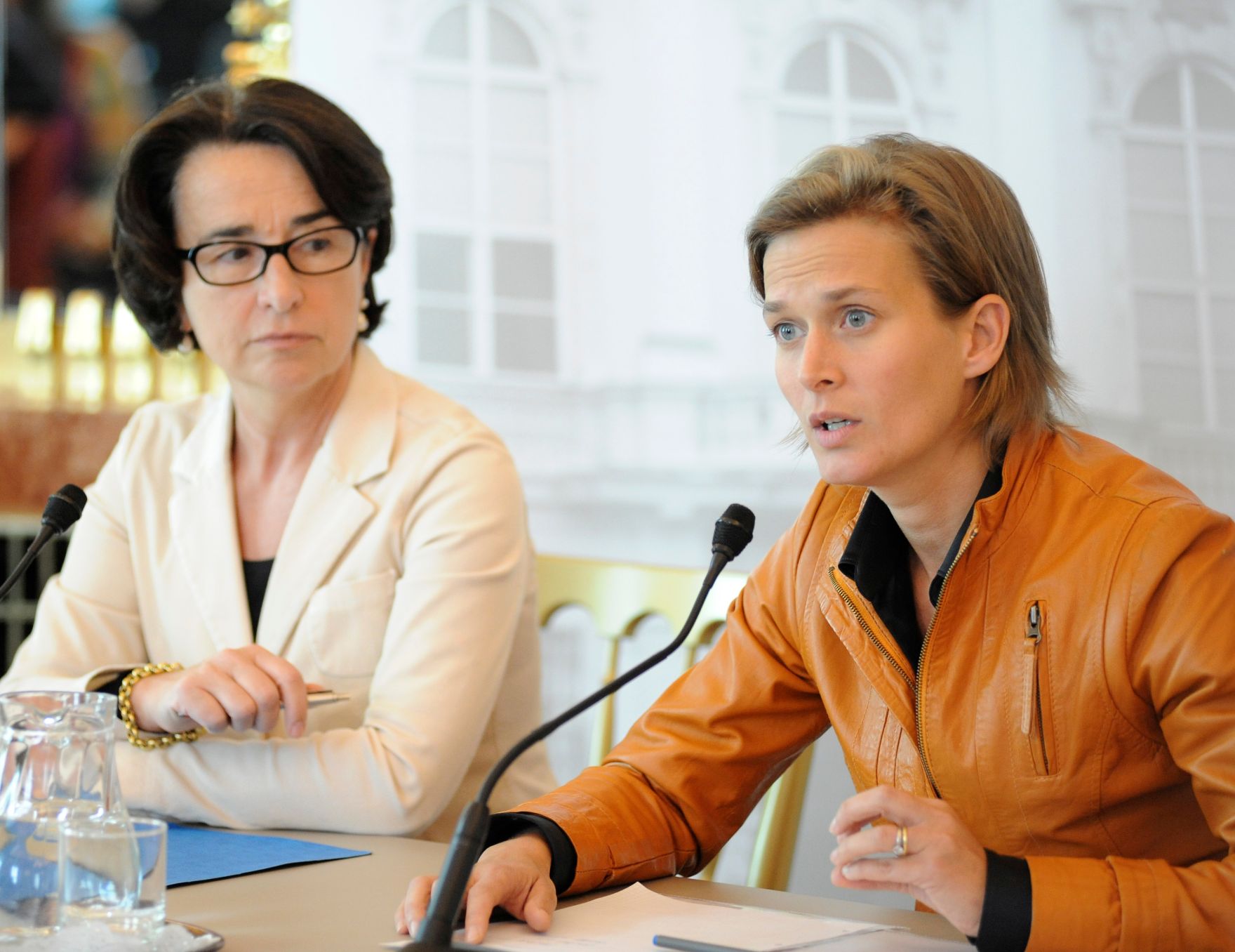 Am 21. September fand im Bundeskanzleramt eine Pressekonferenz zur Pr&auml;sentation der Stellungnahme der Bioethikkommission zur Reform des Fortpflanzungsmedizinrechts statt. Im Bild Christiane Druml (l.), Vorsitzende der Bioethikkommission und Stephanie Merckens (r.), Mitglied der Bioethikkommission und Vertreterin der abweichenden Meinung.