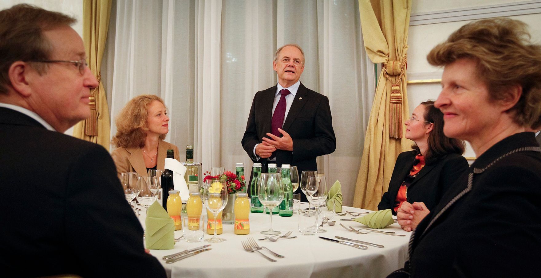 Am 27. September 2012 empfing Sektionschef Manfred Matzka (r.) die Teilnehmerinnen und Teilnehmer der Tagung der &Ouml;sterreichischen Verwaltungswissenschaftlichen Gesellschaft (&Ouml;VG) im Bundeskanzleramt.