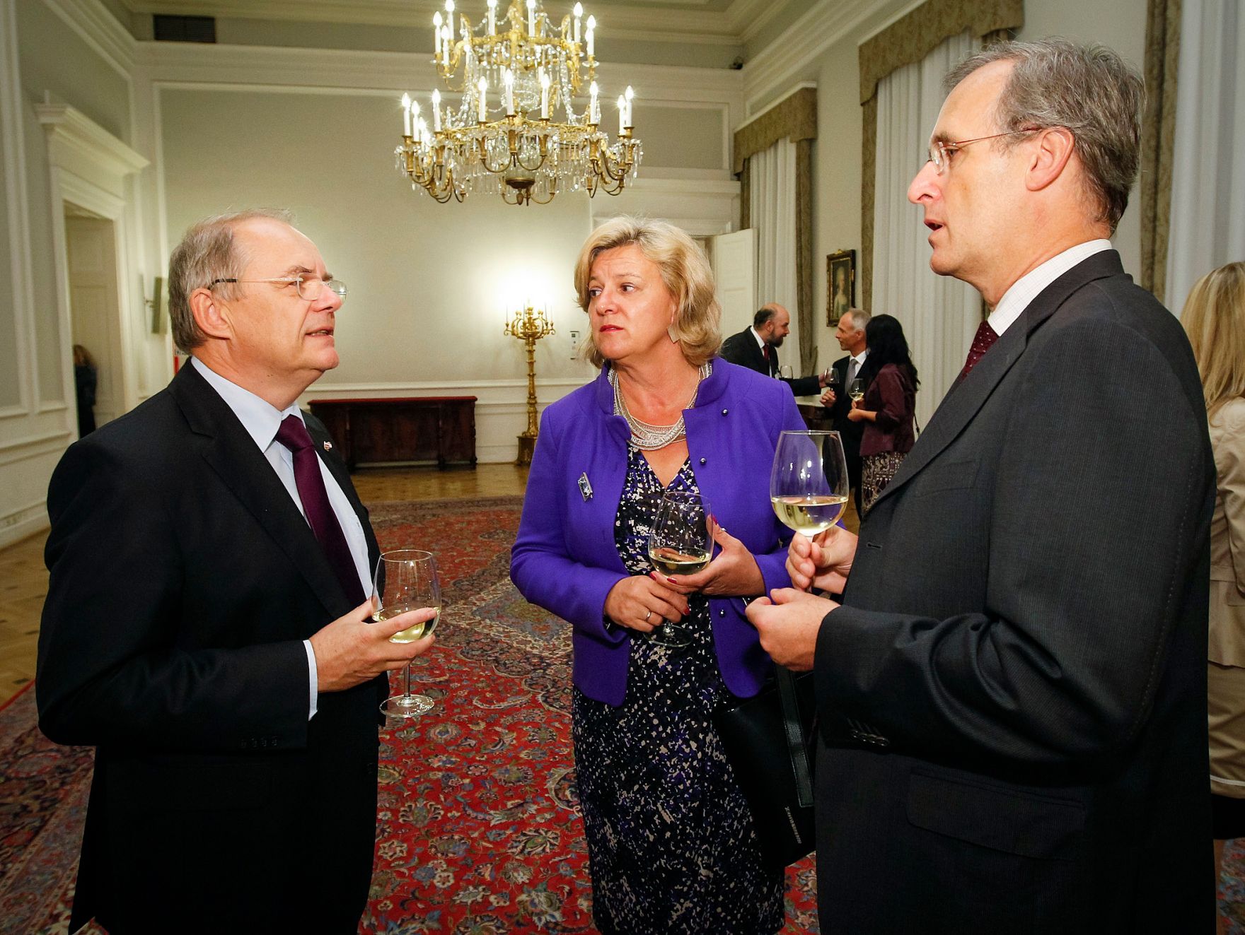 Am 27. September 2012 empfing Sektionschef Manfred Matzka (l.) die Teilnehmerinnen und Teilnehmer der Tagung der &Ouml;sterreichischen Verwaltungswissenschaftlichen Gesellschaft (&Ouml;VG) im Bundeskanzleramt.